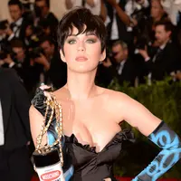 Katy Perry di Met Gala 2015 (via mtv.com)