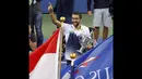 Petenis Kroasia, Marin Cilic, tersenyum sambil memeluk trofi saat menjuarai turnamen tenis US Open 2014, New York, (8/9/2014). (REUTERS/Adam Hunger) 