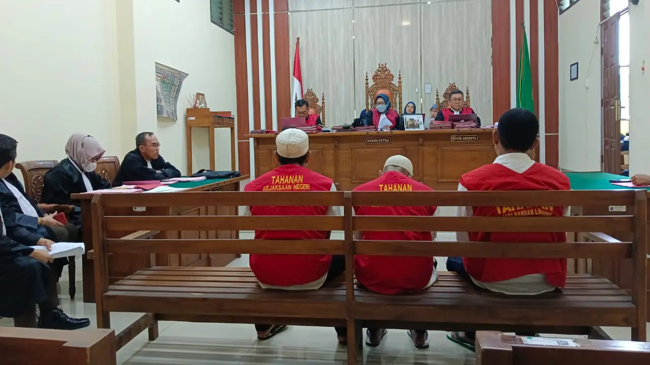 Tiga terdakwa kurir sabu sabu 58 kilogram asal Aceh menjalani sidang vonis di PN Tanjung Karang, Bandar Lampung.  Foto (Liputan6.com/Ardi).