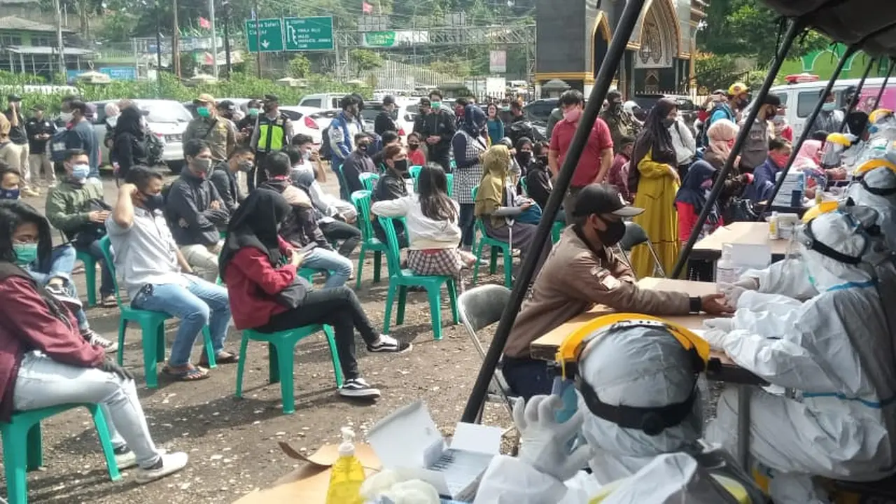 Pemeriksaan tes rapid terhadap para pengendara yang hendak berlibur ke kawasan Puncak.