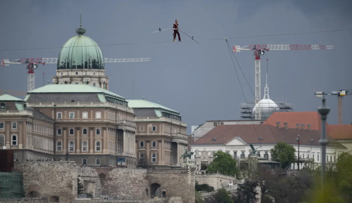 Meskipun seni sirkus Hungaria merupakan tradisi yang sudah berlangsung lama di negara ini, belum pernah ada seniman yang berjalan menyeberangi Sungai Donau hanya dengan bantuan tiang keseimbangan. (AP Photo/Denes Erdos)