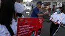 Warga mendapatkan masker saat kampanye Gerakan Masker Nasional "Jangan Kendor, Disiplin Pakai Masker" di Gelora Bung Karno, Jakarta (30/8/2020). Pembagian masker dan kampanye ini dilakukan mengantisipasi penyebaran lebih luas lagi virus covid-19. (Liputan6.com/Johan Tallo)