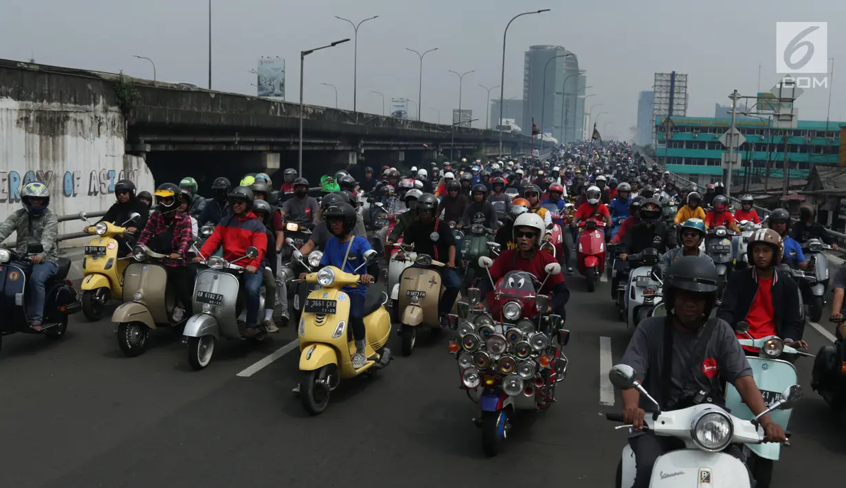 Gubernur DKI Jakarta Anies Baswedan melakukan konvoi bersama ribuan komunitas Vespa di kawasan TB Simatupang, Minggu (28/4/2019). Anies Baswedan konvoi sepeda motor keliling Jakarta dalam acara ulang tahun ke-73 komunitas Vespa bertajuk "Vespa Still Fun n Running". (Liputan6.com/Angga Yuniar)