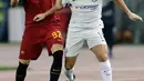 Pemain AS Roma, Stephan El Shaarawy berebut bola dengan pemain Chelsea, Eden Hazard pada laga keempat babak penyisihan Liga Champions di Stadion Olimpico, Rabu (1/11). Chelsea harus mengakui keunggulan tuan rumah dengan skor 0-3. (AP/Alessandra Tarantino)