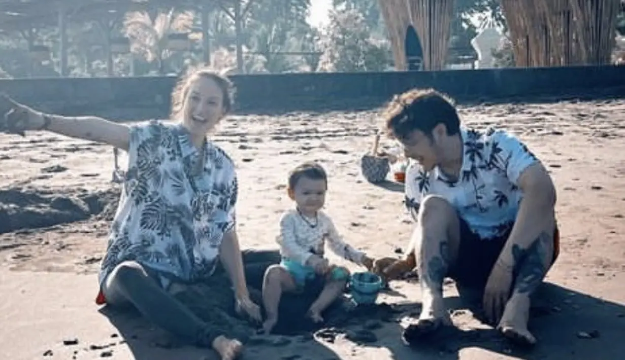 Bermain di pantai, Nadine tampil dengan kemeja motif oversize bermotif dipadukan celana ketat hitamnya.  (@nadinelist)