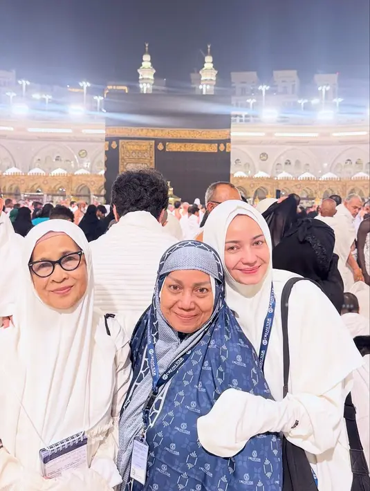 Dalam perjalanan umrahnya, Enzy memilih mengenakan abaya dan khimar dalam nuansa warna netral seperti cokelat, krem, dan putih. [@enzystoria]