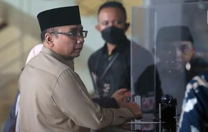 Juru Bicara KPK, Budi Prasetyo, memastikan pemanggilan Yaqut Cholil Qoumas masih sebagai saksi terkait kasus tersebut. Tampak dalam foto, mantan Menteri Agama, Yaqut Cholil Qoumas (kiri) saat tiba untuk menjalani pemeriksaan di Gedung Merah Putih Komisi Pemberantasan Korupsi (KPK), Selasa (16/12/2025). (Liputan6.com/Helmi Fithriansyah)