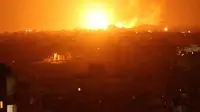 Sebuah bola api membubung setelah serangan udara di Khan Yunis, Jalur Gaza, Palestina, 23 Agustus 2021. Militer Israel menolak berkomentar ketika dihubungi oleh AFP. (SAID KHATIB/AFP)