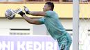 Kiper Persik Kediri, Dian Agus Prasetyo berusaha menghalau bola saat melawan PSM Makassar dalam laga pekan ke-4 BRI Liga 1 2021/2022 di Stadion Wibawa Mukti, Cikarang, Kamis (23/9/2021). Persik kalah 2-3. (Bola.com/M Iqbal Ichsan)