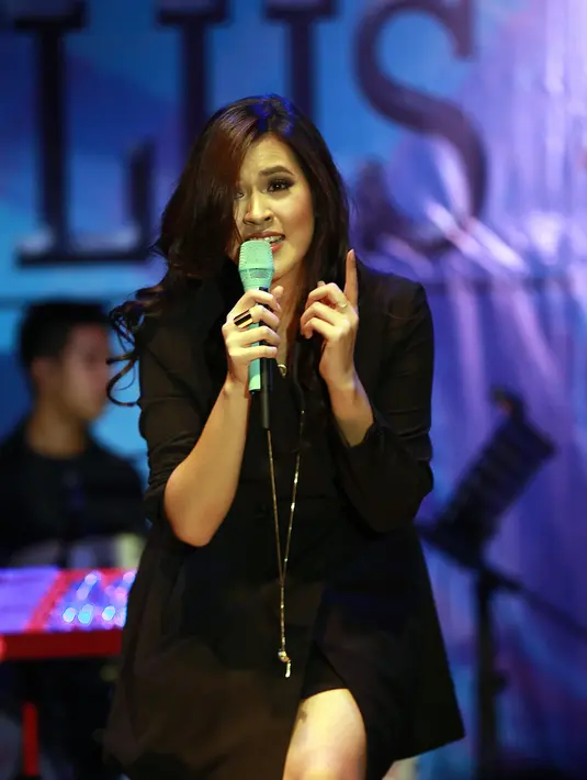 Tampil cantik mengenakan gaun hitam, bahkan Raisa selalu tampil cantik. Menjadi teka-teki terakhir, ternyata Raisa juga sering salah kostum. Ia mengaku kurang 'fashionable', terlebih ia dekat dengan kakak laki-lakinya. (Wimbarsana/Bintang.com)