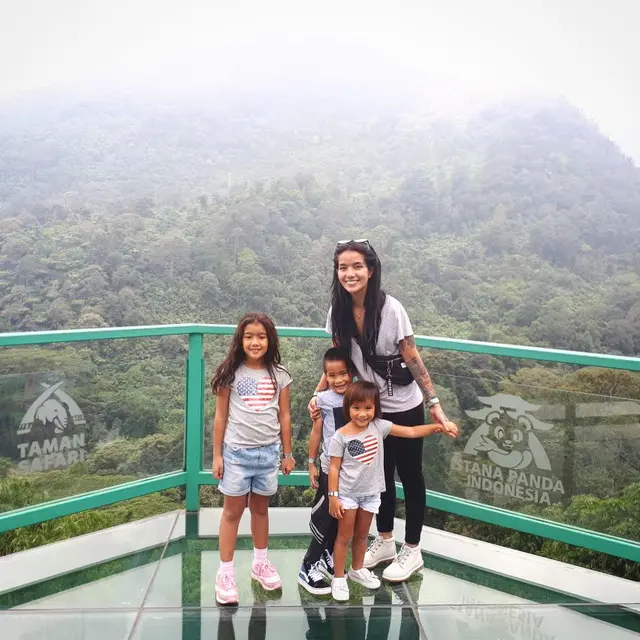 Pernah Jadi Single Parent, Ini 6 Potret Lawas Sheila Marcia Bareng 3 Anaknya
