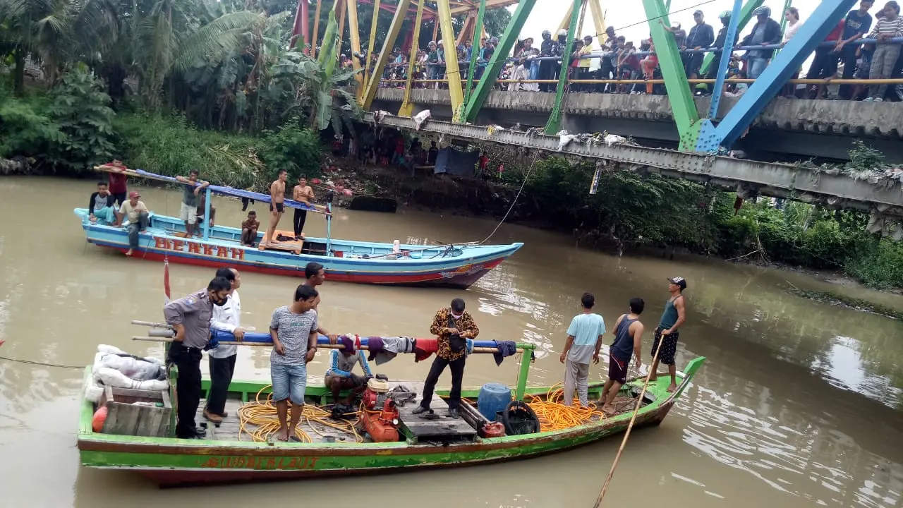Pencarian Anak Hilang Di Sungai Cibanten, Kota Serang, Banten. (Rabu, 13/01/2021). (Dokumentasi Polsek Kasemen).