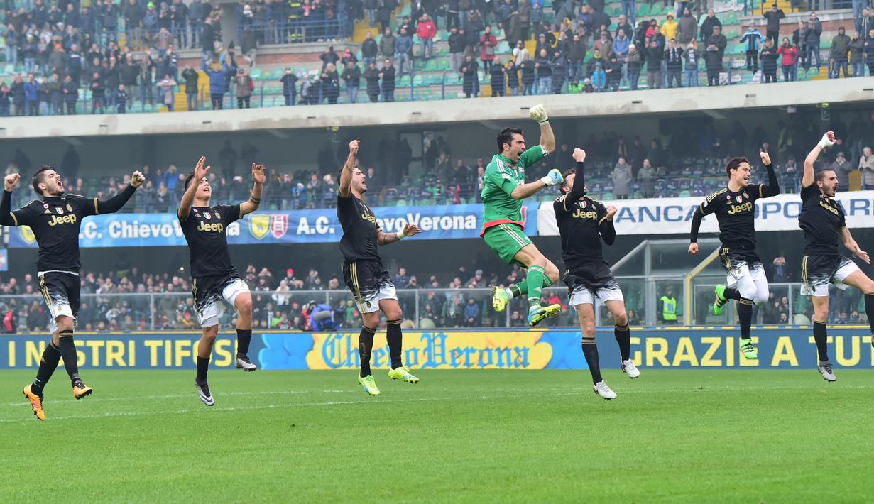 Pemain Juventus merayakan kemenangan atas Chievo dalam lanjutan Serie A Italia di Stadion Marc'Antonio Bentegodi, Minggu (31/1/2016). (AFP/Giuseppe Cacace)