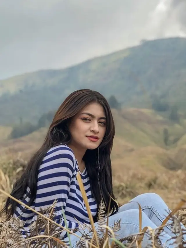 Nathalie Holscher dengan celana jeans [Instagram/nathalieholscher]