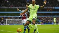 Pemain Manchester City Vincent Kompany berebut bola dengan Jordan Amavi (Reuters)