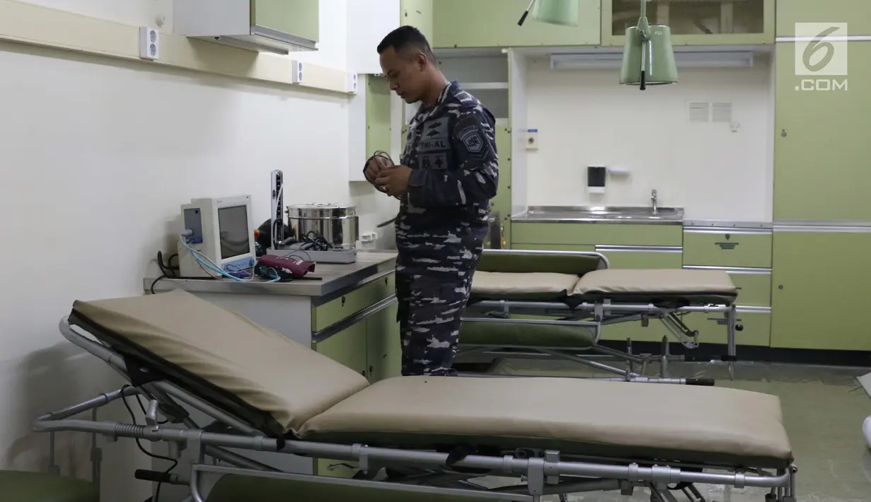 Awak KRI Semarang-594 mengecek ruang tindakan medis, Jakarta, Jumat (15/3). Kapal perang rumah sakit ini dilengkapi dengan landing platform dock (LPD) dan untuk memperkuat Unsur Satfib Komando Armada (Koarmada) I TNI AL. (Liputan6.com/Helmi Fithriansyah)