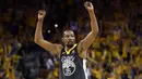 Pebasket Golden State Warriors, Kevin Durant, merayakan kemenangan atas Cleveland Cavaliers pada final NBA di Oracle Arena, Oakland, Minggu (3/6/2018). Warriors menang 122-103 atas Cavaliers. (AFP/Ezra Shaw)