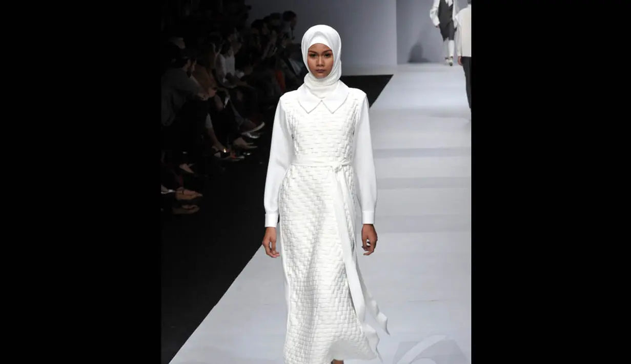 Baju seperti rompi atau gaun bermodel anyaman menjadi satu hal menarik dari koleksi Etu ini, Jakarta, Sabtu (1/11/2014). (Liputan6.com/Panji Diksana)