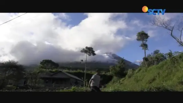 Meski status Gunung Merapi telah meningkat jadi waspada sejak Senin (21/5) kemarin, warga di sekitar lereng sudah mulai beraktivitas normal seperti biasa.