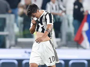 Penyerang Juventus, Paulo Dybala tertunduk lesu usai tendangan penaltinya gagal saat bertanding melawan Lazio pada lanjutan Liga Serie A Italia di Stadion Allianz di Turin, (14/10). Juventus kalah 2-1 atas Lazio. (Alessandro Di Marco / ANSA via AP)