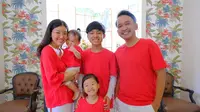 Ruben Onsu dan keluarga kompak tampil dalam balutan serba merah putih meramaikan tagar Merah Putih Challenge. (dok. Instagram @ruben_onsu/https://www.instagram.com/p/CD-ipqxpeTE/