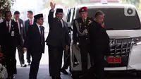 Menteri Pertahanan Prabowo Subianto melambaikan tangan saat tiba di lokasi Sidang Tahunan MPR dan Sidang Bersama DPR-DPD Tahun 2023 di Gedung Nusantara, Kompleks Parlemen, Senayan, Jakarta, Rabu (16/8/2023). (Liputan6.com/Johan Tallo)