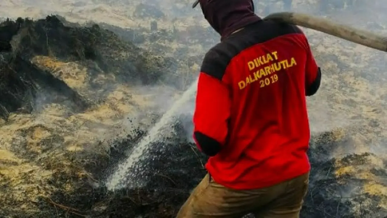 Petugas berjibaku memadamkan kebakaran lahan agar tak menimbulkan bencana kabut asap.