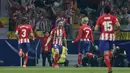 Para pemain Atletico Madrid merayakan gol yang dicetak Saul Niguez ke gawang Barcelona pada laga La Liga Spanyol di Stadion Wanda Metropolitano, Minggu (15/10/2017). Atletico Madrid bermain imbang 1-1 dengan Barcelona. (AP/Francisco Seco)
