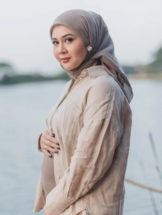 Perutnya makin buncit, pesona Kesha Ratuliu semakin terpancar. Pakai dress cokelat yang kemudian dibalut dengan kemeja, baby bump istri Adhi Permana jadi terlihat jelas. Ini adalah potret Kesha dalam video ketika ia umumkan hamil anak ketiga. Keponakan Mona Ratuliu ini belum ungkap berapa usia kandungannya kini, netizen pun penasaran dan ramai menebak-nebak. (Liputan6.com/IG/@kesharatuliu05)