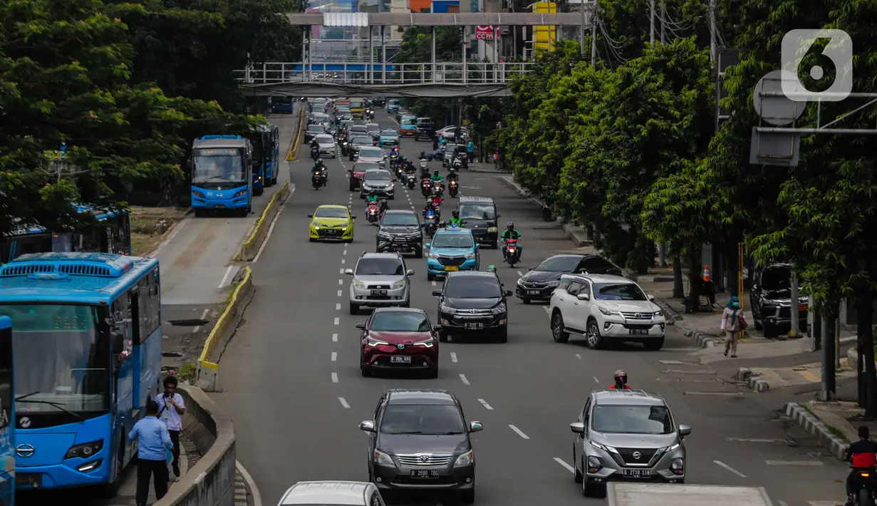 Sejumlah kendaran melintas di jalanan kawasan Harmoni, Jakarta, Selasa (7/4/2020). Volume kendaraan yang melintas di DKI Jakarta meningkat pada Senin (5/4/2020) setelah 18 hari penerapan work from home atau kerja dari rumah untuk mencegah penyebaran virus corona. (Liputan6.com/Faizal Fanani)
