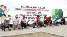 Gubernur DKI Jakarta Anies Baswedan (keempat kiri) pada peletakan batu pertama jalur Jalan Sehat dan Sepeda Santai (Jalasena) di kawasan Pantai Kita dan Pantai Maju, Jakarta, Minggu (23/12). (Liputan6.com/Herman Zakharia)