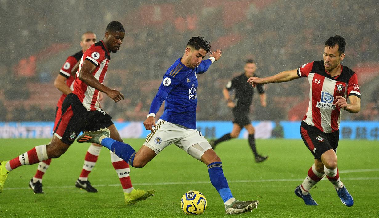 Striker Leicester, Ayoze Perez, berusaha melepaskan tendangan saat melawan Southampton pada laga Premier League di Stadion St Mary, Southampton, Jumat (25/10). Southampton kalah 0-9 dari Leicester. (AFP/Glyn Kirk)
