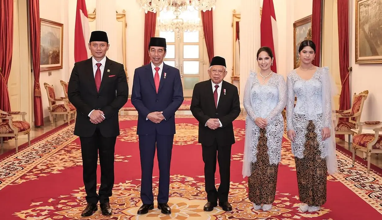 Terbaru, Almira Yudhoyono mencuri perhatian saat ikut mendampingi AHY dalam pelantikan menjadi Menteri ATR/BPN. Dara berusia 15 tahun itu tampil memukau dengan kebaya brokat bernuansa baby blue, senada dengan Annisa Pohan. Tinggi badannya yang menuruni sang ayah pun jadi sorotan saat foto bersama Presiden Jokowi dan Wapres Ma'ruf Amin. (Liputan6.com/IG/@annisayudhoyono)