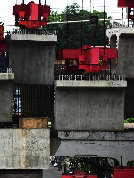 Suasana proyek pembangunan Double-Double Trek (DDT) jalur kereta api di Jatinegara, Jakarta, Kamis (31/1). Pembangunan double track dilakukan sepanjang 35 kilometer dari Stasiun Manggarai, Jatinegara dan Cikarang. (Merdeka.com/Imam Buhori)