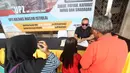 Petugas Unit Pengelola Zakat (UPZ) melayani pembayaran zakat, fidyah, kafarat, infaq, dan shadaqah di teras Masjid Istiqlal, Jakarta, Minggu 15 Maret 2026. Selain menjalankan ibadah selama bulan suci Ramadan, umat muslim juga diwajibkan untuk menunaikan zakat fitrah. (Kapanlagi.com/Budy Santoso)