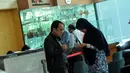 Athiyyah Laila  tampak bersama Ketua DPP Partai Nasdem, Akbar Faizal di ruang tunggu KPK , Jakarta, Senin (3/3/2014) (Liputan6.com/Faisal R Syam).