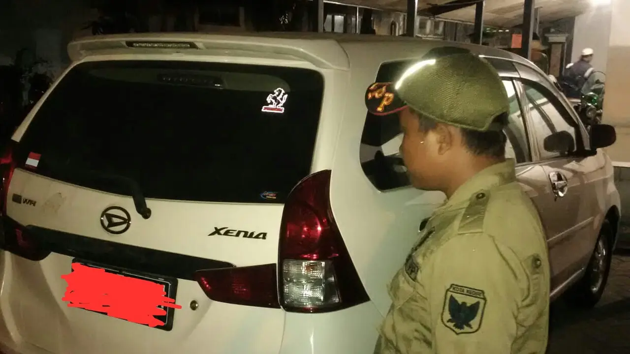 Mobil Goyang-Goyang di Gelanggang Olahraga Kediri yang Bikin Penasaran