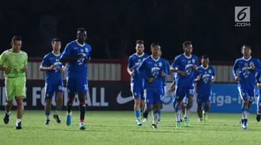 Pemain Persib berlari saat latihan resmi jelang laga lanjutan Go-Jek Liga 1 Indonesia 2018 bersama Bukalapak di Stadion PTIK, Jakarta, Jumat (29/6). Persib akan melakoni laga tandang tunda melawan Persija, Sabtu (30/6). (Liputan6.com/Helmi Fithriansyah)