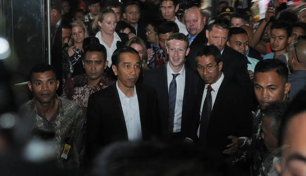 Jokowi dan Mark Zurkerberg pun harus mendapatkan pengawalan ketat dari Paspampres karena kerumunan warga yang berebut ingin bersalaman, Jakarta, (13/10/14). (Liputan6.com/Herman Zakharia) 
