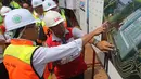 Menteri Perhubungan Budi Karya Sumadi (kiri) melihat gambar proyek pembangunan East Connection, Project Runway, dan Apron Cargo di kawasan Bandara Soekarno – Hatta, Banten, Minggu (15/4). (Merdeka.com / Arie Basuki)