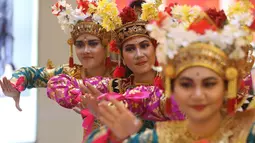 Gerakan menari ini diselenggarakan Galeri Indonesia Kaya bersama Bakti Budaya Djarum Foudation yang bertajuk 'Indonesia Menari', Jakarta, Minggu (23/11/2014). (Liputan6.com/Herman Zakharia)