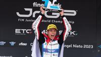 Pembalap Pertamina Mandalika SAG, Carlos Tatay saat naik podium pertama pada race keempat ajang Moto2 European Championship di Sirkuit Jerez, Spanyol, Minggu (04/06/2023). (Dokumentasi Pertamina Mandalika SAG)