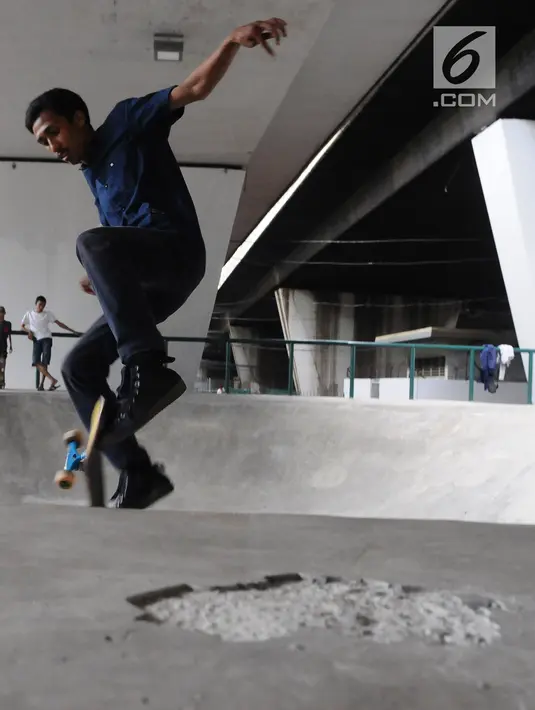 Skater sedang bermain di skaterpark di kolong Flyover Slipi, Jakarta, Selasa (15/1). Lantai di sejumlah lintasan telah retak seperti di lintasan bowl dan pole jam. (Liputan6.com/Herman Zakharia)