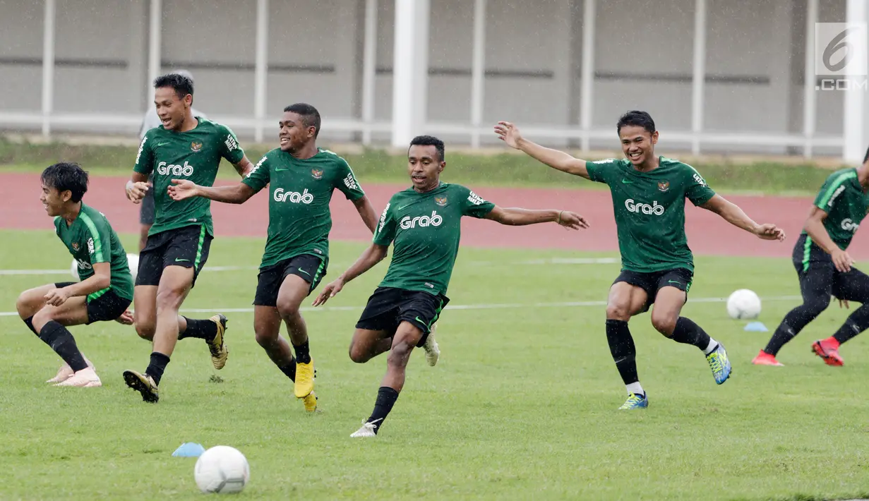 Pemain Timnas Indonesia U-22 saat latihan di Stadion Madya, Senayan, Jakarta, Senin (21/1). Latihan kali ini tidak dipimpin Indra Sjafri karena sedang mengikuti lisensi kepelatihan Pro AFC di Spanyol. (Bola.com/M Iqbal Ichsan)