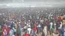 Pengunjung memadati pantai saat menikmati liburan awal Tahun Baru 2017 di sebuah pantai di Durban, Afrika Selatan (1/1). (REUTERS/Rogan Ward)