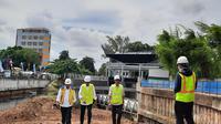 Presiden Joko Widodo atau Jokowi meninjau proyek pembangunan sodetan Kali Ciliwung ke Kanal Banjir Timur (KBT) Jakarta Timur, Selasa (24/1/2023). (Foto:Liputan6/Lizsa Egeham)