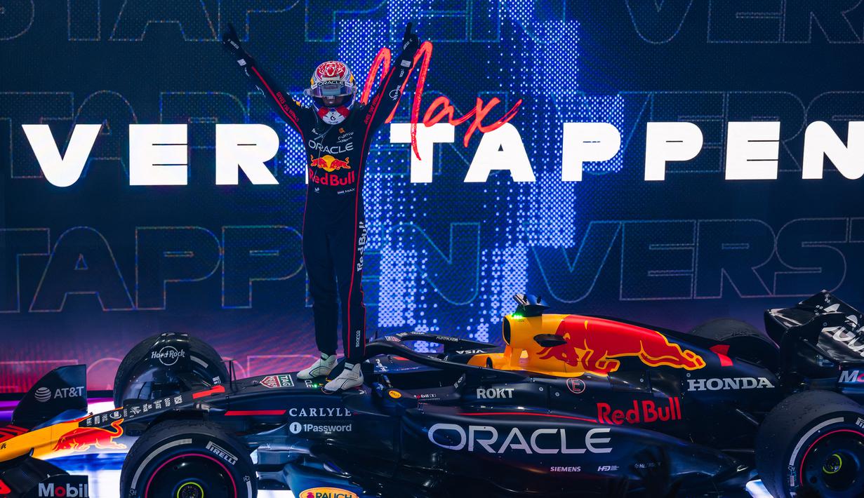 Pembalap Red Bull Racing, Max Verstappen merayakan kemenangan setelah tercepat dalam Formula 1 GP Qatar 2025 di Sirkuit Lusail, Lusail, Qatar, Minggu (30/11/2025) waktu setempat. (AFP/Andrej Isakovic)