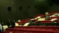 Gempa di Medan membuat penonton sebuah bioskop berhamburan keluar.