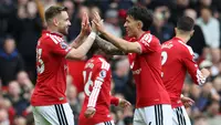 Bek Manchester United, Luke Shaw (kiri), merayakan gol pembuka bersama Lisandro Martinez (kanan), dalam pertandingan sepak bola Premier League antara Manchester United melawan Nottingham Forest di Old Trafford, Manchester, Inggris barat laut, pada 17 Mei 2026. (Darren Staples / AFP)