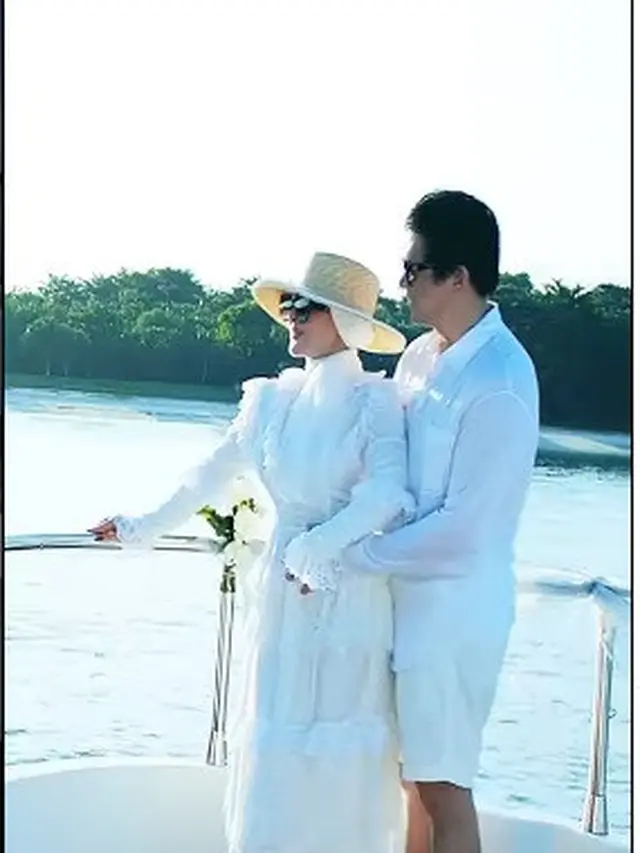 Syahrini dan Reino Barack menikmati pemandangan Tokyo dari atas kapal (Foto: Instagram @princessyahrini)